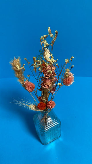 Bouquet de fleurs séchées avec vase